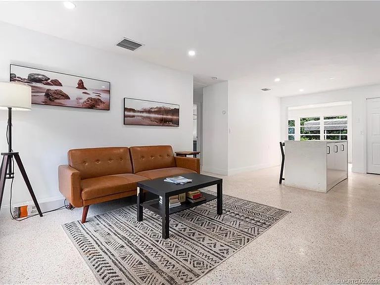 30 SW Hideaway Pl — Photo 5