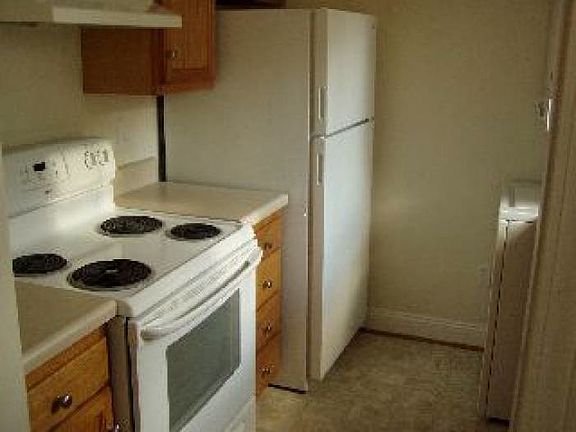 5th image of 833 Judd St