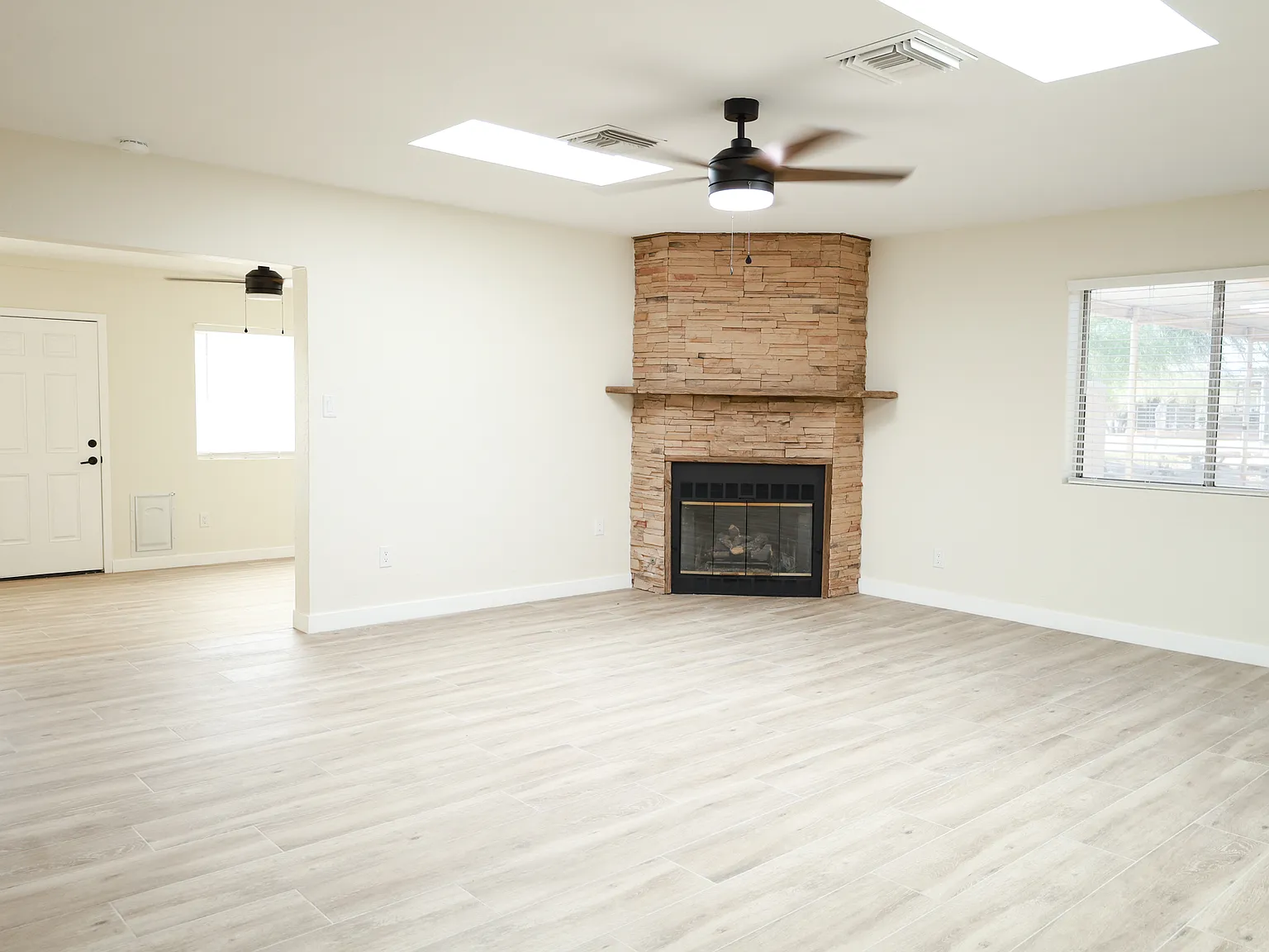 3 bed, 1600 sqft, $3,295 — Photo 4