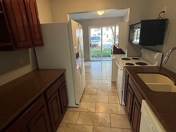 3rd image of 3647 Kenbrooke Ct