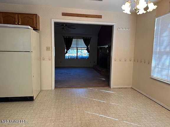 5th image of 101 Greenwood Dr