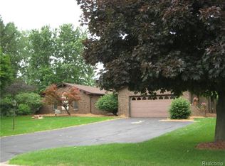 9730 Daleview Dr, South Lyon, MI 48178