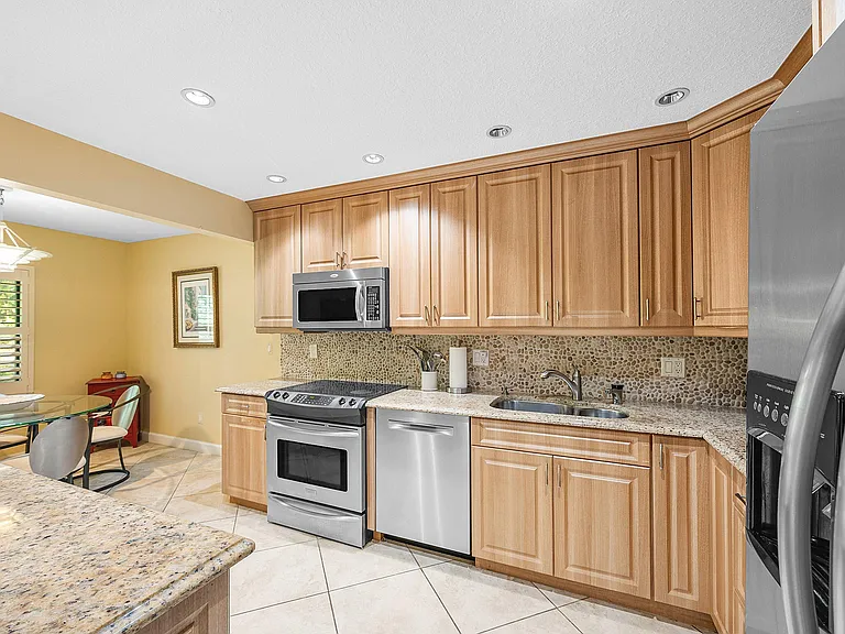 22 Westgate Ln #E — Photo 3