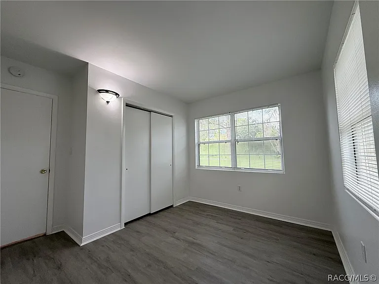 10715 N Northcut Ave — Photo 24