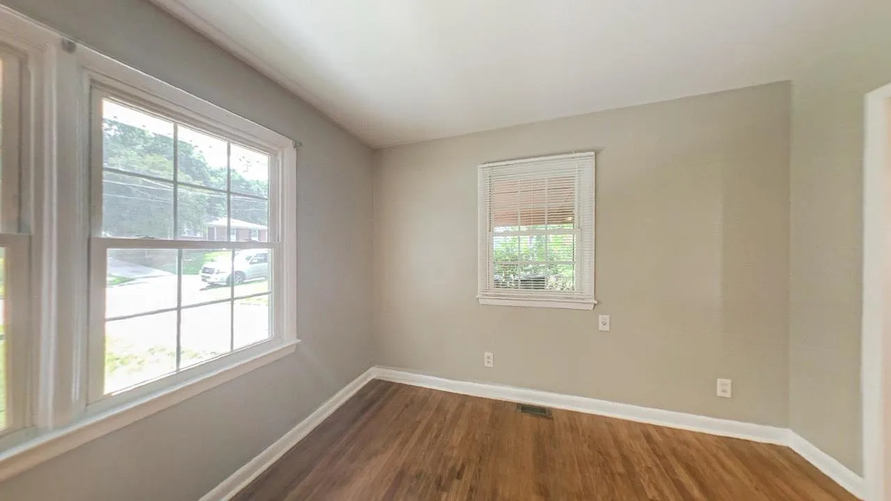 1811 Woodmere Dr — Photo 2