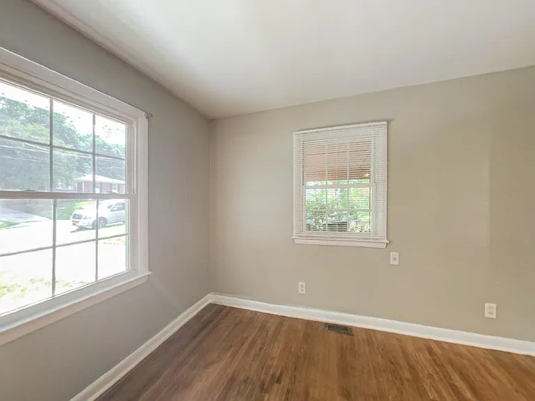 1811 Woodmere Dr — Photo 2