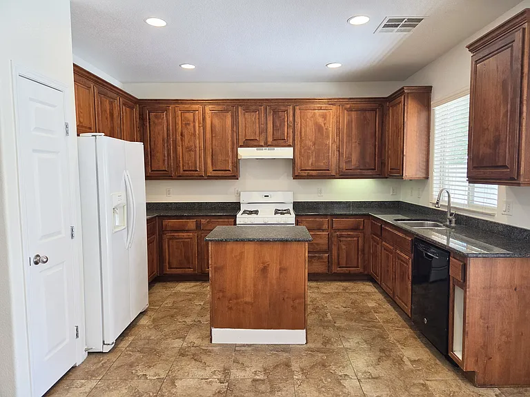 5516 Grey Pointe St — Photo 10