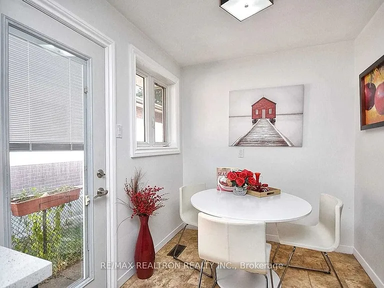 1 Sunderland Cres — Photo 21