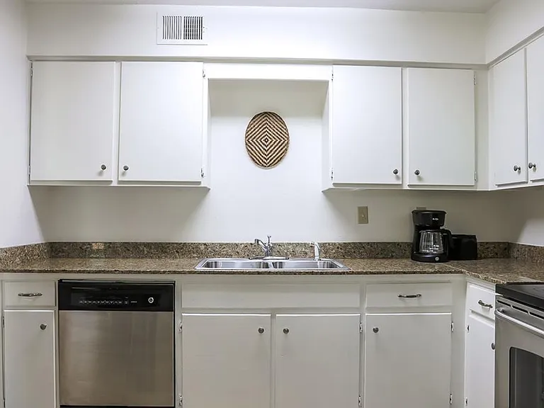 905 Park Ln — Photo 6
