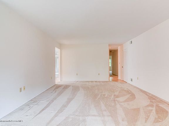 4th image of 43 Buttonwood Ct #1000