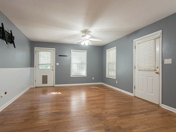 3rd image of 2354 Airport Dr