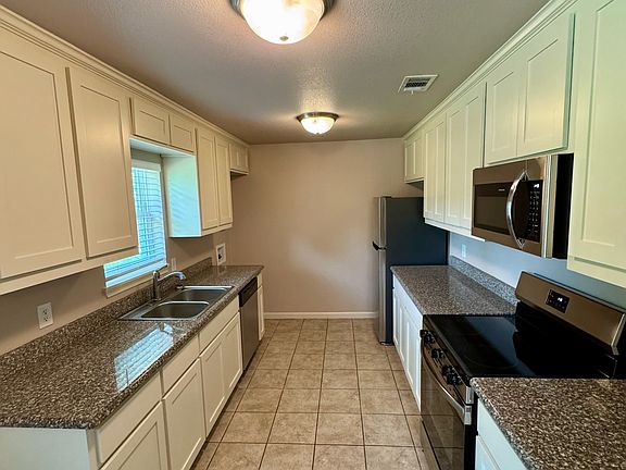 4th image of 2801 W Springdale Cir