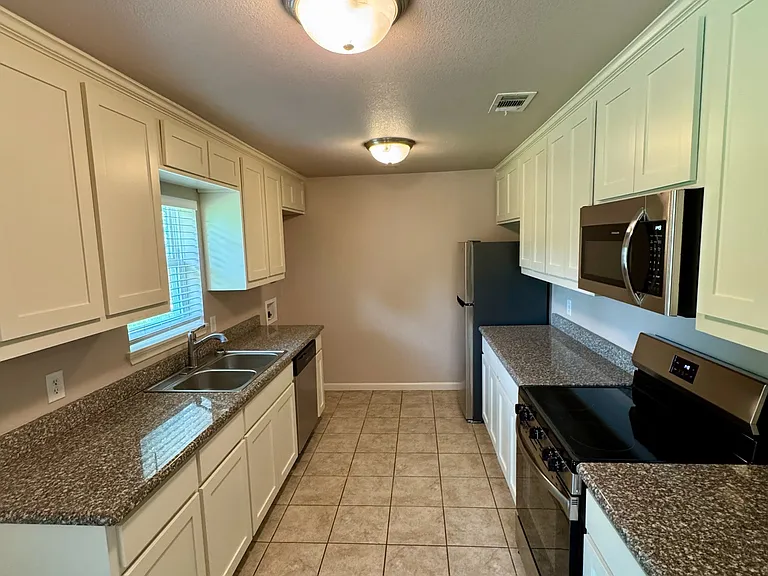 2801 W Springdale Cir — Photo 4