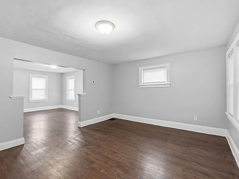 14399 Maple Ave — Photo 2