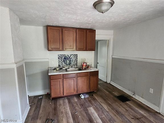 4th image of 9807 Elizabeth Ave