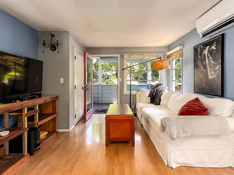 1st image of 689 Park Ave NE