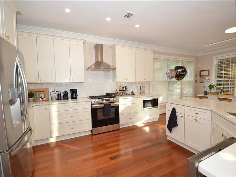 11210 Donnington Dr — Photo 2