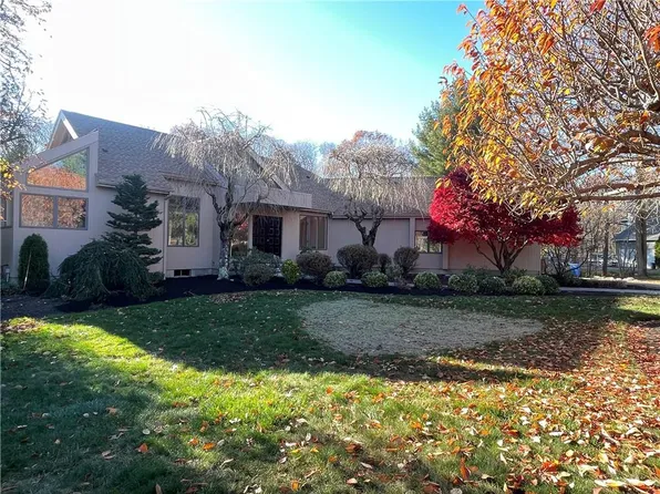 85 Crest Dr, Cranston, RI 02921