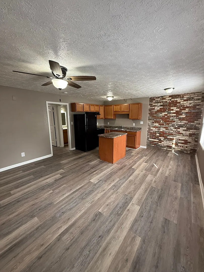 Evergreen Apartments — Photo 1