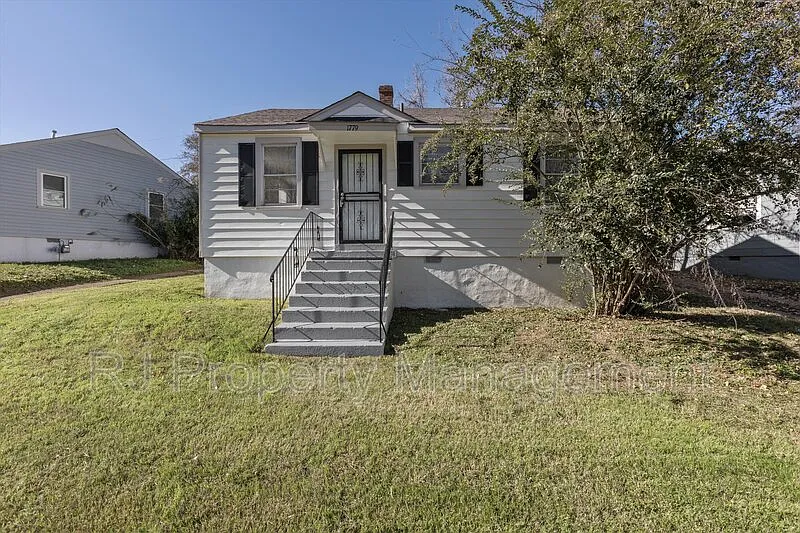 3 bed, 1.0 bath, 896 sqft, $1,095 — Photo 1