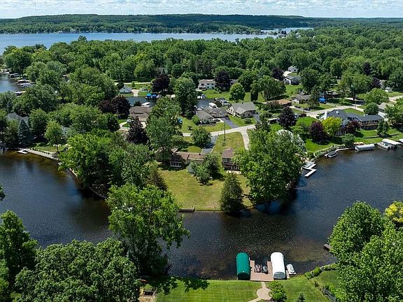3rd image of 1165 Camelot Dr