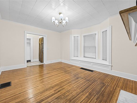 5th image of 827 Garson Ave