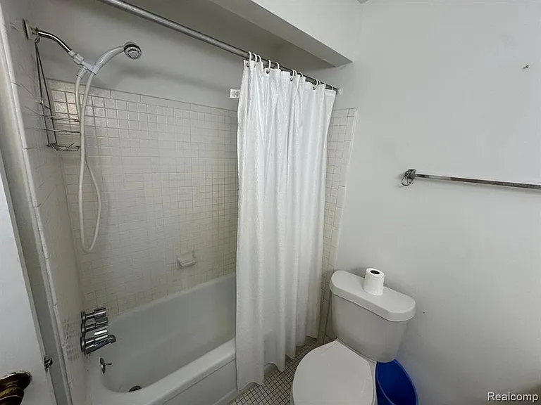 587 E Fox Hills Dr — Photo 9