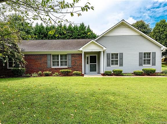 2nd image of 1352 Grady Ln