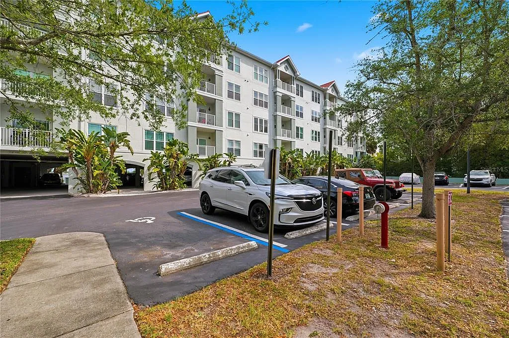 2 bed, 2.0 bath, 1009 sqft, $2,500 — Photo 3