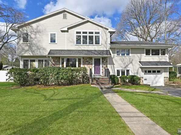 23 Spruce Pl, Ho Ho Kus, NJ 07423