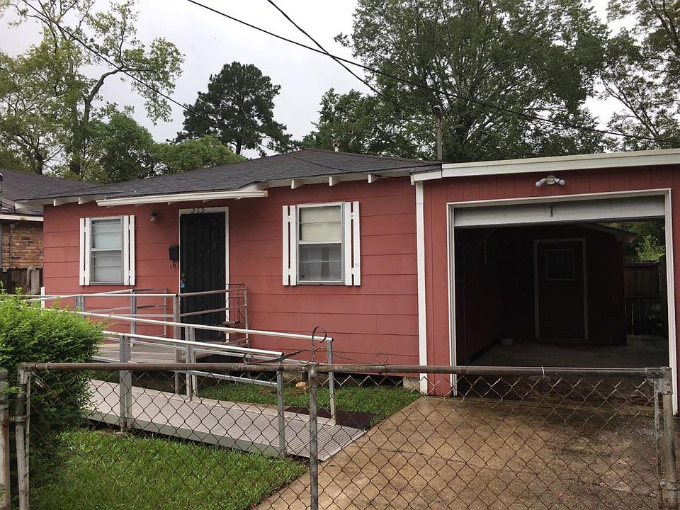 1 mile from LSU (great neighbors)