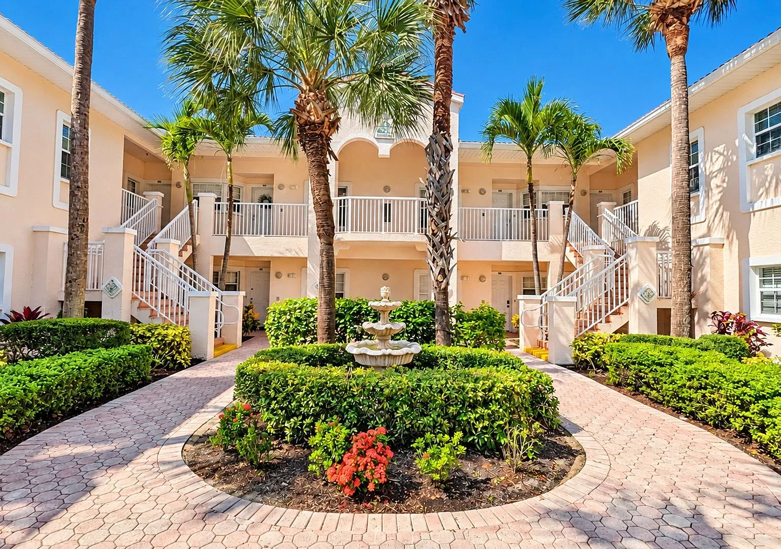 Annual turnkey furnished 2/2 ground floor unit in gated Plaza De Flores in Palmer Ranch. — Photo 1