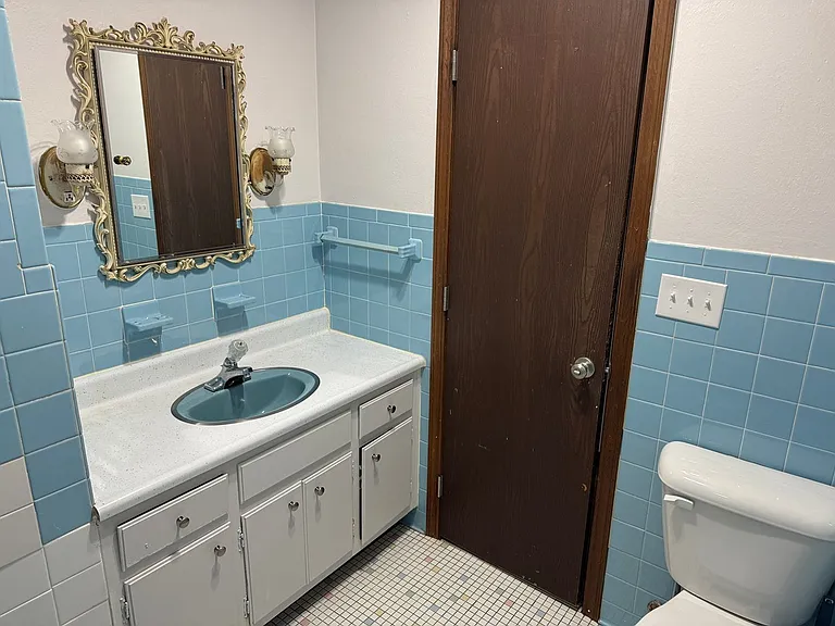 120 S Russell St — Photo 15