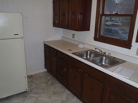 4th image of 703 E 2nd St