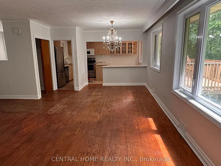 100 Burbank Dr — Photo 4