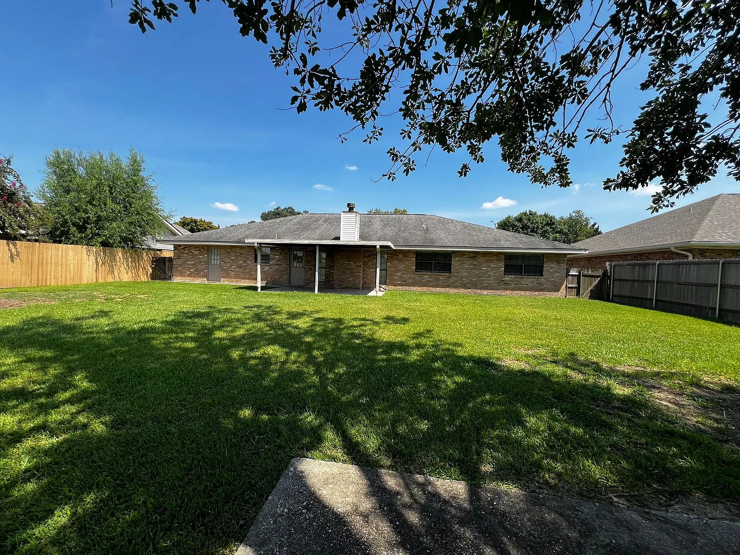 4 Bedroom, 2 Bathroom, large yard, 2 car carport, NEW floors and paint. — Photo 4