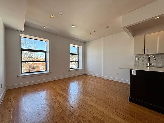 3rd image of 140 W 130th St APT 4