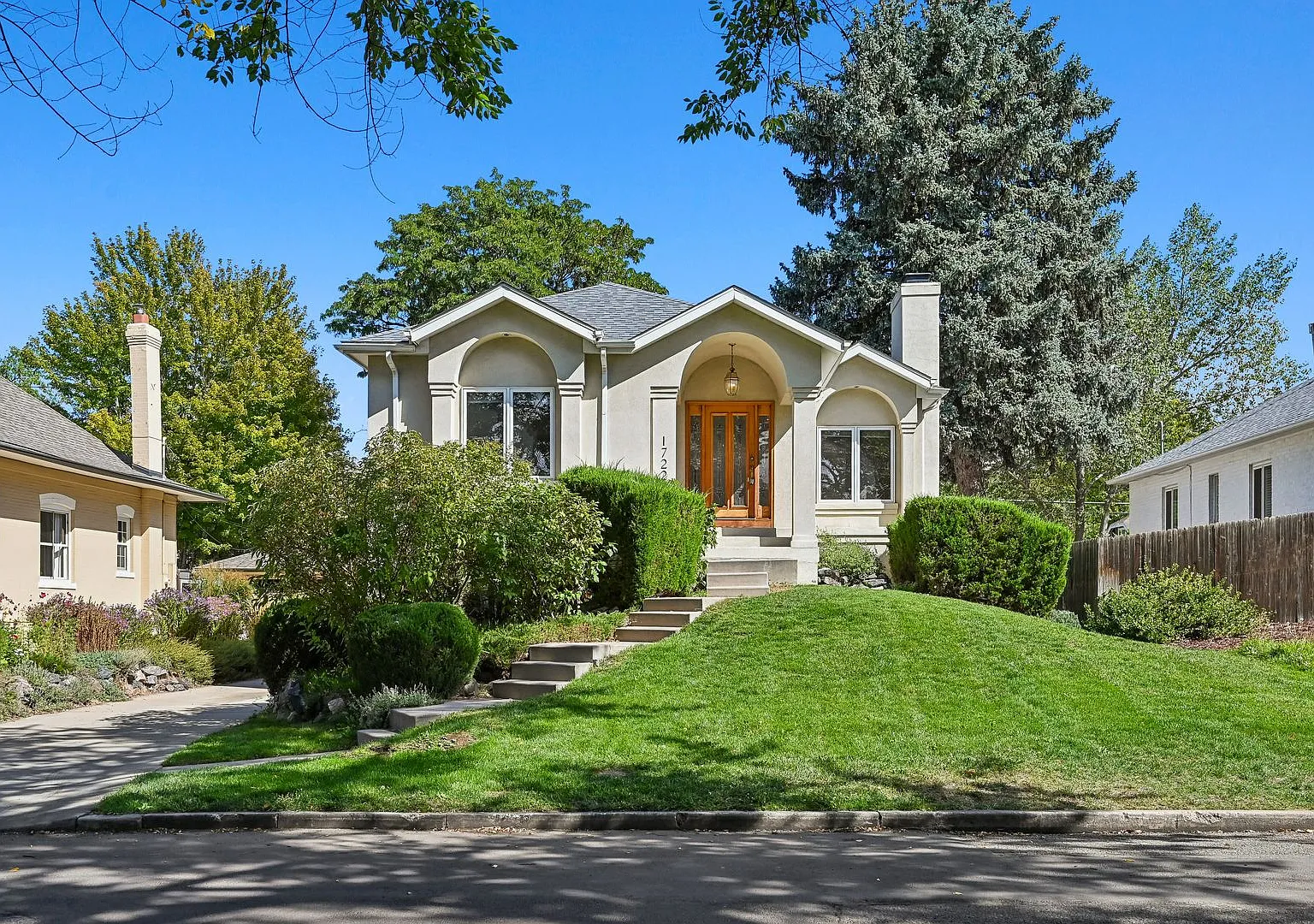 Spacious 5-Bed / 4 bath in desirable South Park Hill — Photo 1