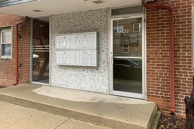 Building Photo - 2400 W Balmoral Ave #1C