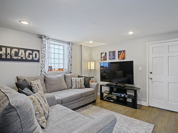 4th image of 1056 N Leavitt St #1R