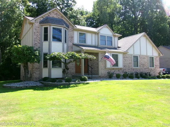 5303 Woodrun Dr, West Bloomfield, MI 48323