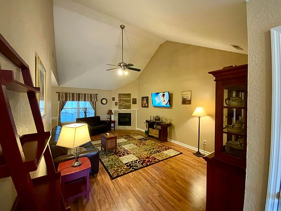 3rd image of 634 N Peppercorn Ln