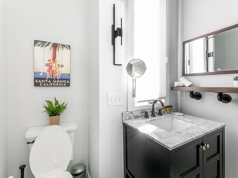 680 Barnett St NE — Photo 2