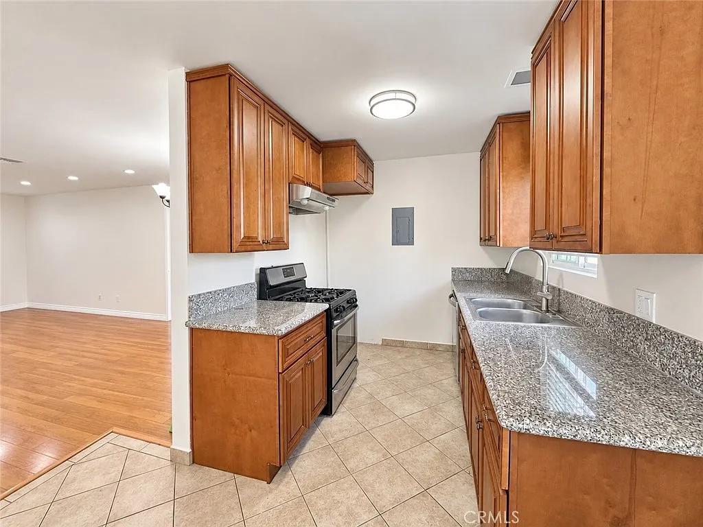 2 bed, 950 sqft, $2,695 — Photo 3