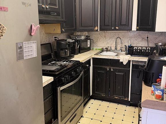5th image of 561 S 3rd St
