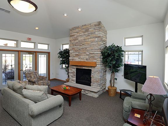 3rd image of 302 Prairie Heights Dr APT 105