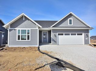 1350 Arrowood Cir W, Oconomowoc, WI 53066