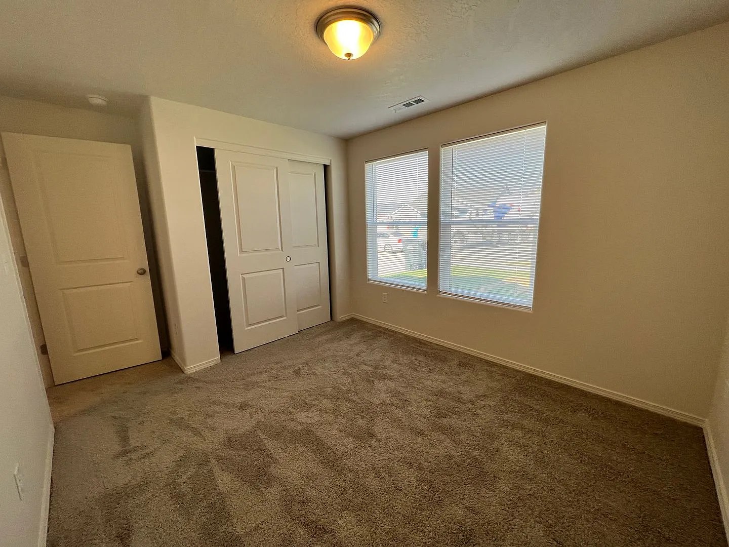 Modern 3 Bed 2 Bath!! Covered Patio!! — Photo 3