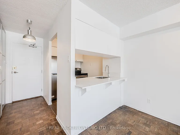 105 McCaul St #708 — Photo 5