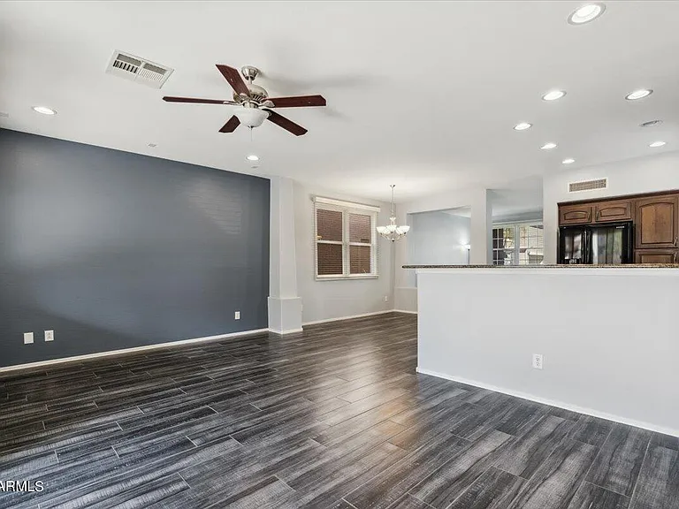 2233 E Pecan Rd — Photo 2